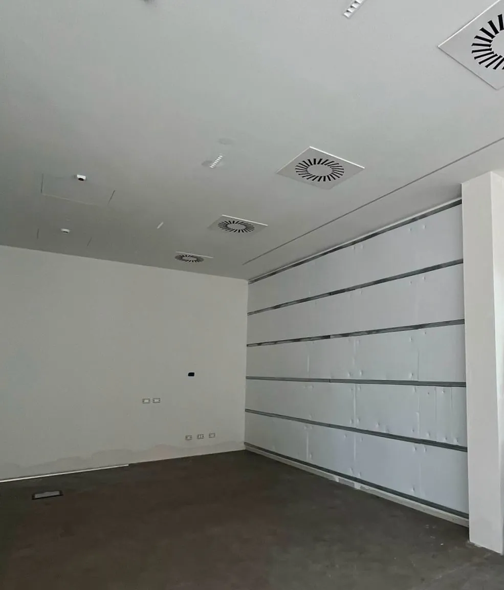 Ambiente interno con pareti pannellate