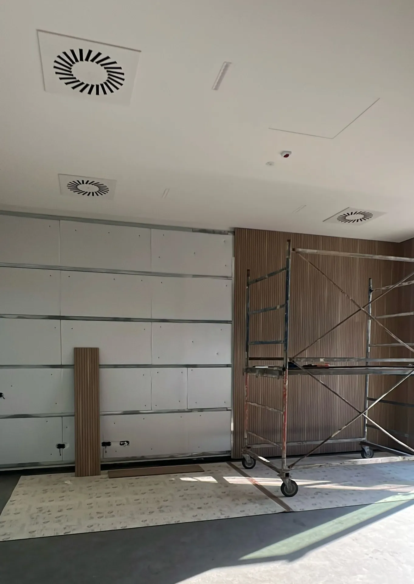Posa del rivestimento in legno con trabattello