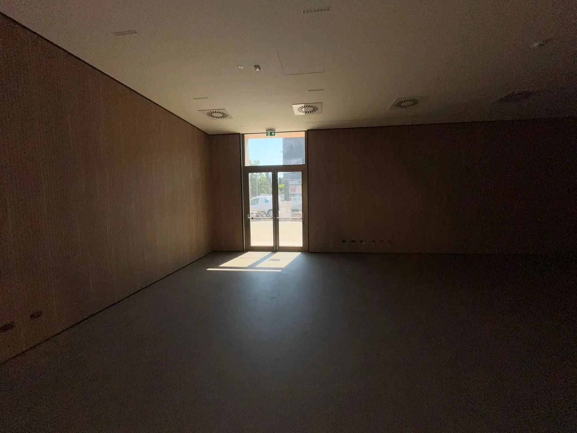 Sala finita in controluce