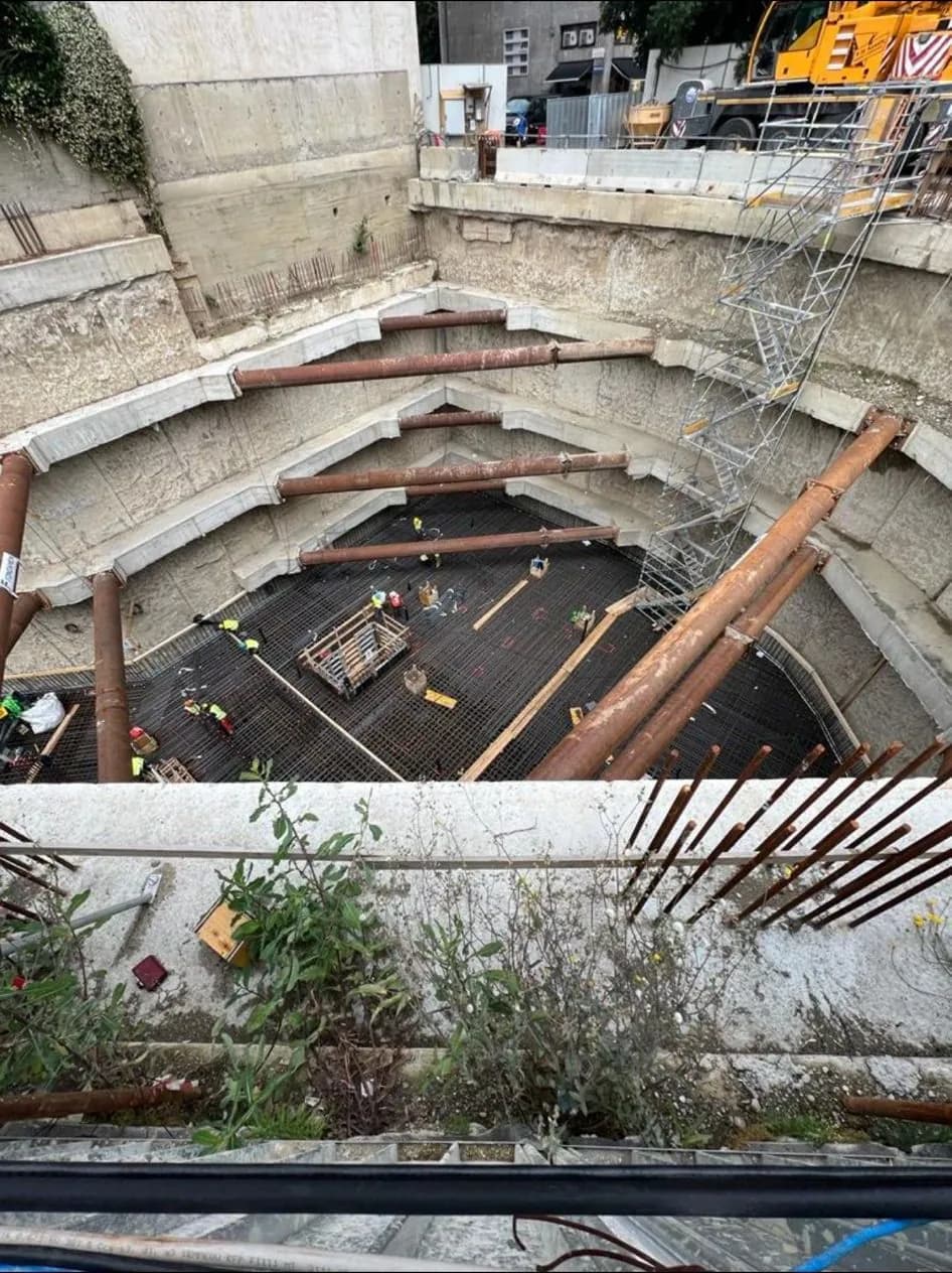 Armatura della platea di fondazione nello scavo