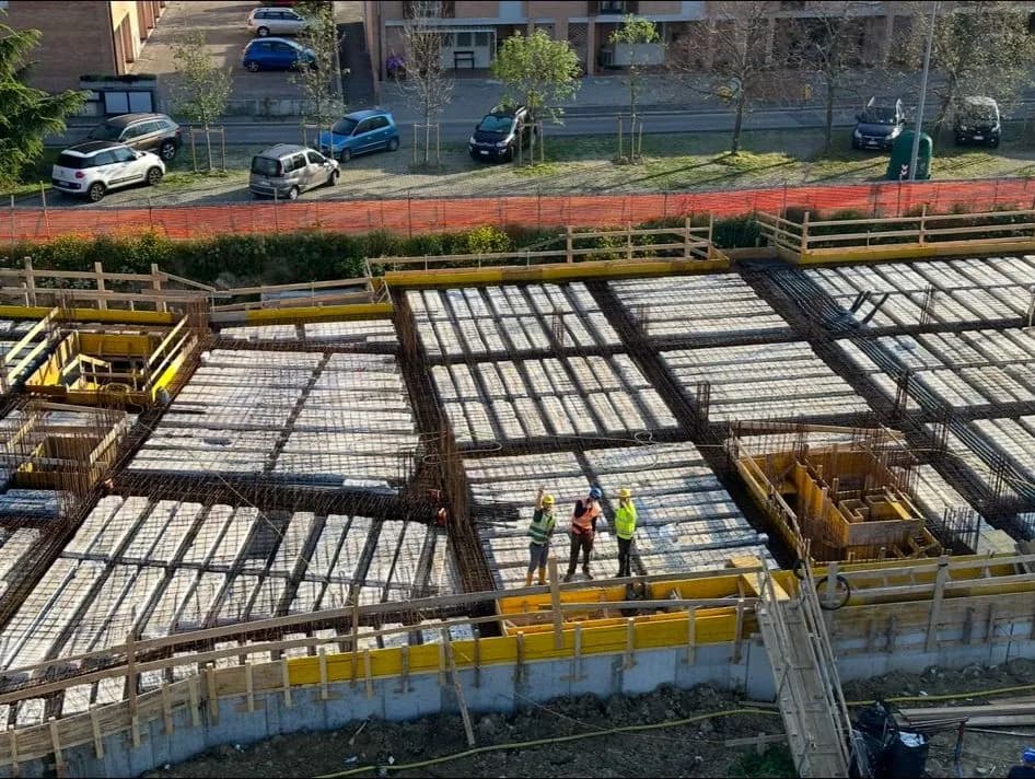 Posa del solaio con operai in cantiere