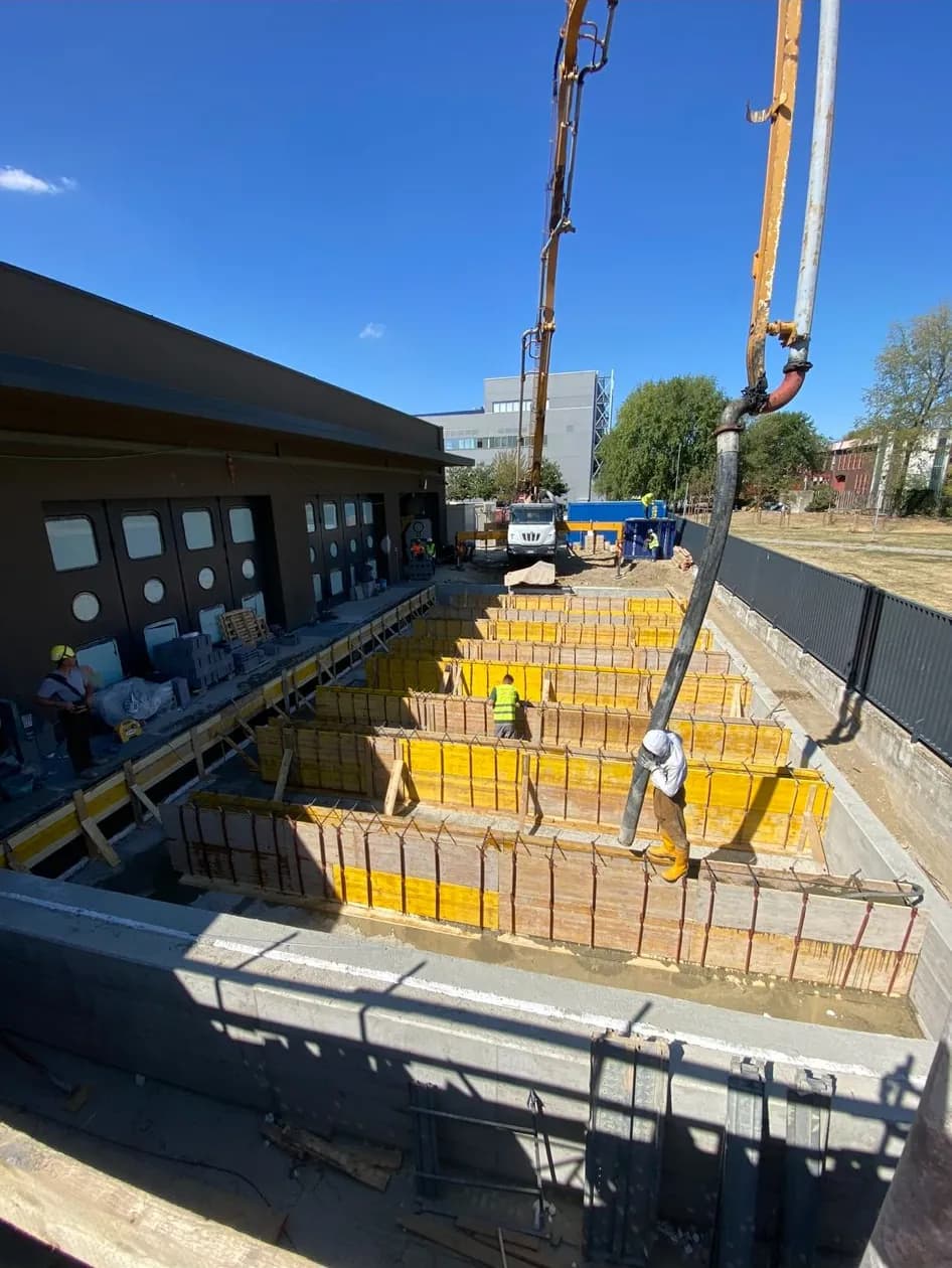 Getto del calcestruzzo in cantiere